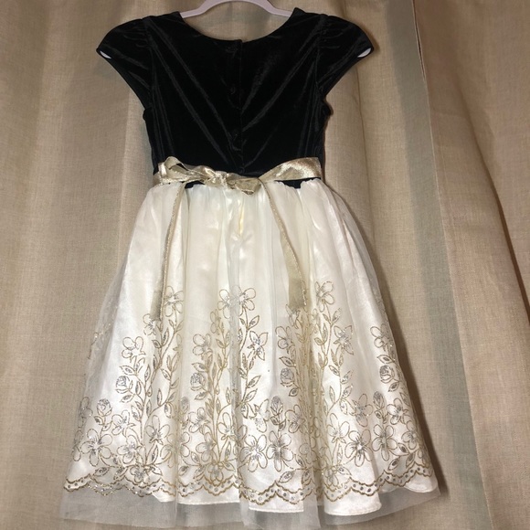 Beautiful Holiday Girl Dress - Picture 2 of 3